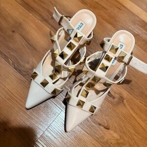 Steve Madden Cream and Gold Pyramid Stud Heels